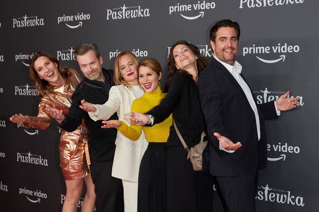Bilder des Jahres 2020, Entertainment 01 Januar Entertainment Themen der Woche KW05 Entertainment Bilder des Tages Bettina Lamprecht, Matthias Matschke, Sonsee Neu, Christina do Rego, Sabine Vitua und Bastian Pastewka - Premiere der zehnten und finalen Staffel des Amazon Originals PASTEWKA im Zoo Palast Berlin am 30.01.2020. Premiere Pastewka *** Bettina Lamprecht, Matthias Matschke, Sonsee Neu, Christina do Rego, Sabine Vitua and Bastian Pastewka Premiere of the tenth and final season of the Amazon original PASTEWKA at Zoo Palast Berlin on 30 01 2020 Premiere Pastewka