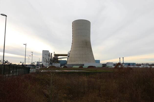 Kraftwerk Datteln am 30.01.2020 in Datteln Das Kraftwerk Datteln ist ein deutsches Steinkohlekraftwerk. Es liegt bei Datteln am Dortmund-Ems-Kanal. Der Betreiber des Kraftwerks ist die Uniper Kraftwerke GmbH. Drei Blöcke aus den 1960er Jahren sind stillgelegt; ein 1100-Megawatt-Block ist (Stand Januar 2020) derzeit im Probebetrieb und soll im Sommer 2020 den regulären Betrieb aufnehmen. Klagen gegen den Bebauungsplan verzögerten das Projekt um einige Jahre. Anfang 2017 wurde eine Sondererlaubnis zur Fertigstellung und zum Betrieb von Block 4 erteilt. *** Datteln power plant on 30 01 2020 in Datteln The Datteln power plant is a German hard coal-fired power plant It is located near Datteln on the Dortmund Ems Canal The operator of the power plant is Uniper Kraftwerke GmbH Three units dating from the 1960s have been shut down one 1100 m xTSx