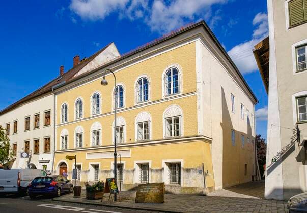 Geburtshaus von Adolf Hitler, Braunau am Inn, Innviertel, Oberösterreich, Österreich, Europa *** birthplace of Adolf Hitler, Braunau am Inn, Innviertel, Upper Austria, Austria, Europe Copyright: imageBROKER MartinxSiepmann iblman05101527.jpg