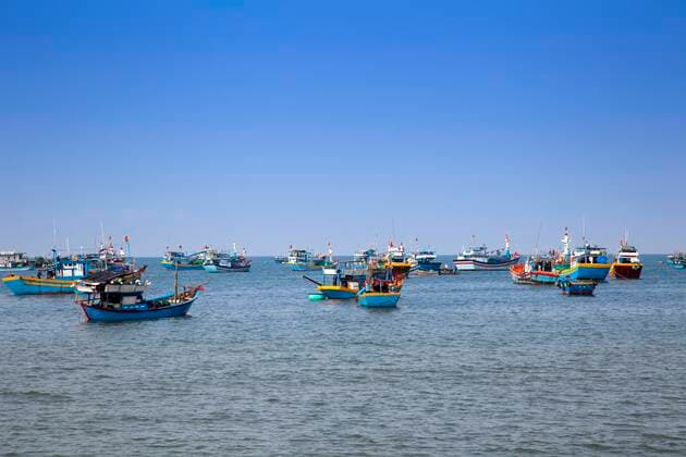 IMAGO Creative, Unsere Erde, Umweltverträgliche Herausforderungen des 21. Jahrhunderts, Überfischung Vietnamesische Fischerboote im Hafen nahe Cana, südchinesisches Meer, Vietnam, Asien *** Vietnamese fishing boats in port near Cana, South China Sea, Vietnam, Asia Copyright: imageBROKER/AndreasxRose ibxaro04896823.jpg