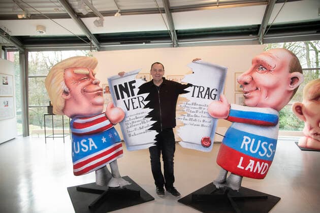 Jacques TILLY, Kuenstler, posiert an der Skulptur mit Donald Trump und Wladimir Putin, die den INF-Vertrag zerreissen, Pressekonferenz anlaesslich der Ausstellung ,,Jacques Tilly Politik und Provokation Karikaturen XXL,, in der LUDWIGGALERIE Schloss Oberhausen, am 30.01.2020, *** Jacques TILLY, artist, poses at the sculpture with Donald Trump and Vladimir Putin, who tear up the INF contract, press conference on the occasion of the exhibition Jacques Tilly Politics and Provocation Caricatures XXL , at the LUDWIGGALLERIE Schloss Oberhausen, on 30 01 2020,