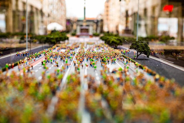 Miniatur-Model der Loveparade - Rave the Planet, In der Mall of Berlin steht die Straße des 17. Juni im Maßstab 1:87, von Ernst-Reuter-Platz über Siegessäule. Die Straße ist mit etlichen hunderten Miniatur Figuren gefüllt. Mit einer Spende kann man Teil von ravetheplanet werden - eine Miniatur Figur steht symbolisch für einen Spender. Eine Aktion mit dem der Gründer der Loveparade eine Neuauflage starten möchte. Berlin Mitte Berlin Deutschland