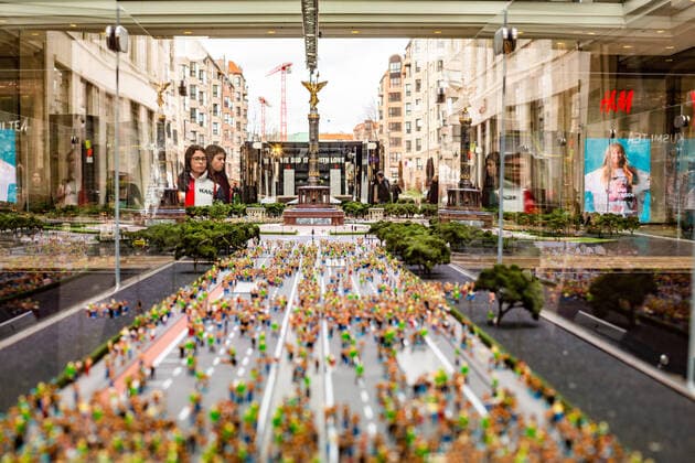 Miniatur-Model der Loveparade - Rave the Planet, In der Mall of Berlin steht die Straße des 17. Juni im Maßstab 1:87, von Ernst-Reuter-Platz über Siegessäule. Die Straße ist mit etlichen hunderten Miniatur Figuren gefüllt. Mit einer Spende kann man Teil von ravetheplanet werden - eine Miniatur Figur steht symbolisch für einen Spender. Eine Aktion mit dem der Gründer der Loveparade eine Neuauflage starten möchte. Berlin Mitte Berlin Deutschland
