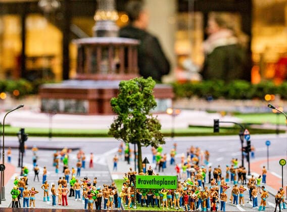 Miniatur-Model der Loveparade - Rave the Planet, In der Mall of Berlin steht die Straße des 17. Juni im Maßstab 1:87, von Ernst-Reuter-Platz über Siegessäule. Die Straße ist mit etlichen hunderten Miniatur Figuren gefüllt. Mit einer Spende kann man Teil von ravetheplanet werden - eine Miniatur Figur steht symbolisch für einen Spender. Eine Aktion mit dem der Gründer der Loveparade eine Neuauflage starten möchte. Berlin Mitte Berlin Deutschland