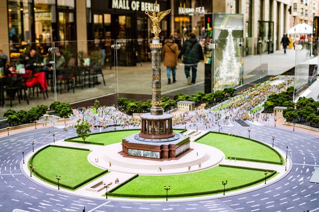 Miniatur-Model der Loveparade - Rave the Planet, In der Mall of Berlin steht die Straße des 17. Juni im Maßstab 1:87, von Ernst-Reuter-Platz über Siegessäule. Die Straße ist mit etlichen hunderten Miniatur Figuren gefüllt. Mit einer Spende kann man Teil von ravetheplanet werden - eine Miniatur Figur steht symbolisch für einen Spender. Eine Aktion mit dem der Gründer der Loveparade eine Neuauflage starten möchte. Berlin Mitte Berlin Deutschland