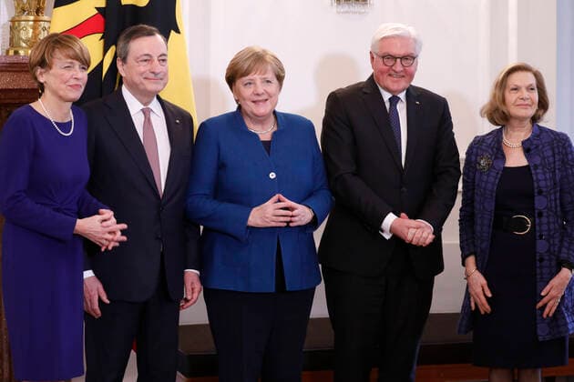 Bilder des Jahres 2020, News 01 Januar News Themen der Woche KW05 News Bilder des Tages Elke Büdenbender, Ehefrau von Frank-Walter Steinmeier, Mario Draghi, ehemaliger Präsident der Europäischen Zentralbank, Bundeskanzlerin Angela Merkel, Bundespräsident Frank-Walter Steinmeier, Maria Serenella, Ehefrau von Mario Draghi, Deutschland, Berlin, Schloss Bellevue, Ansprache BPr Steinmeier und Verleihung des Verdienstordens der Bundesrepublik Deutschland an Mario Draghi, 31.01.2020 *** Elke Büdenbender, wife of Frank Walter Steinmeier, Mario Draghi, former President of the European Central Bank, Chancellor Angela Merkel, Federal President Frank Walter Steinmeier, Maria Serenella, wife of Mario Draghi, Germany, Berlin, Bellevue Palace, speech BPr Steinmeier and award of the Order of Merit of the Federal Republic of Germany to Mario Draghi, 31 01 2020