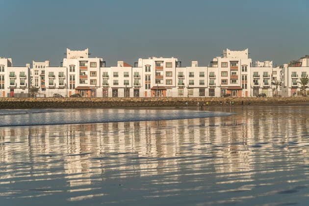IMAGO Creative: Dichotomien, Reflexionen - Architektur Agadir Weisse Häuser der Marina und der Strand von Agadir, Königreich Marokko, Afrika white homes of the marina and the beach in Agadir, Kingdom of Morocco, Africa