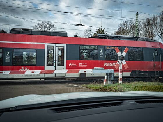 Guben im Bundesland Brandenburg; Regio der DB Deutsche Bahn passiert einen beschrankten Bahnübergang Guben