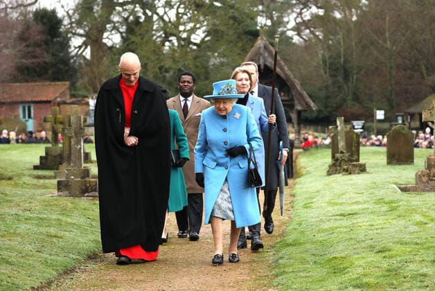 2020 Bilder des Jahres, Entertainment 02 Februar Entertainment Themen der Woche KW05 Entertainment Bilder des Tages Queen Elizabeth II attends the St. Peter & St. Paul Church Sunday morning service in West Newton, near Sandringham, Norfolk. Her Majesty also makes the short walk to the village hall, meeting lots of well-wishers who lined the route. West Newton, Norfolk, on February 2, 2020. 