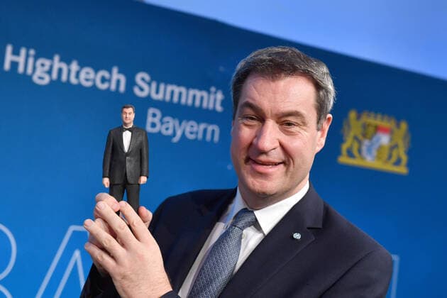 2020 Bilder des Jahres, News 02 Februar News Themen der Woche KW06 News Bilder des Tages Markus SOEDER (Ministerpraesident Bayern und CSU Vorsitzender) haelt eine 3D Figur von sich. Auf Einladung von Ministerpraesident Dr. Markus Soeder treffen sich Fachexperten im Bereich der Zukunftstechnologien zum Hightech Summit Bayern.KI,Kuenstliche Intelligenz. Am 03.02.2020 Technische Universitaet Muenchen (TUM) in Garching. *** Markus SOEDER State Premier of Bavaria and CSU Chairman holds a 3D figure of himself At the invitation of State Premier Dr Markus Soeder, experts in the field of future technologies meet at the High-Tech Summit Bavaria AI, Artificial Intelligence On 03 02 2020 Technische Universitaet Muenchen TUM in Garching
