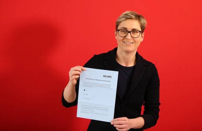 News Themen der Woche KW06 News Bilder des Tages PK Die LINKE - Erfurt 03.02.2020 , Erfurt, Geschäftsstelle Die LINKE, Pressekonferenz zum Mitgliederentscheid des Koalitionsvertrages im Bild: Fraktionsvorsitzende Susanne Hennig-Wellsow (Die LINKE) zeigt einen Stimmzettel zum Koalitionsvertrag