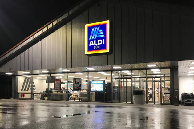 Filiale ALDI Sued, bei Nacht,beleuchtet, Lebensmittel Discounter,Schild,Logo,Firmenemblem,