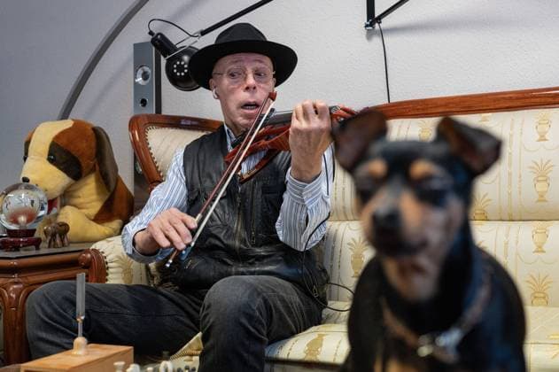 Gunther von Hagens Gunther von Hagens privat in seinem Plastenarium un Zuhause in Guben Guben Deutschland *** Gunther von Hagens Gunther von Hagens privately in his Plastenarium and at home in Guben Guben Germany