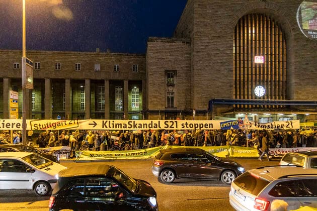 DEU, Deutschland, Baden-Württemberg, Stuttgart, 03.02.2020: Dagegen! - und das zum 500. Mal. Zur 500. Montagsdemonstration sind in Stuttgart mehrere Tausend Bahnhofsgegner auf die Straße gegangen. Woche für Woche demonstrieren sie beharrlich gegen den neuen Durchgangsbahnhof, das Projekt Stuttgart 21.