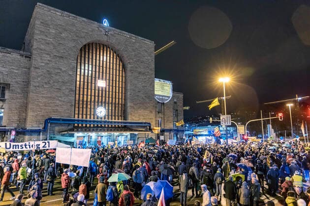 DEU, Deutschland, Baden-Württemberg, Stuttgart, 03.02.2020: Dagegen! - und das zum 500. Mal. Zur 500. Montagsdemonstration sind in Stuttgart mehrere Tausend Bahnhofsgegner auf die Straße gegangen. Woche für Woche demonstrieren sie beharrlich gegen den neuen Durchgangsbahnhof, das Projekt Stuttgart 21.