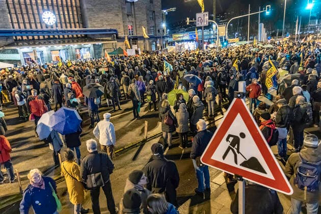DEU, Deutschland, Baden-Württemberg, Stuttgart, 03.02.2020: Dagegen! - und das zum 500. Mal. Zur 500. Montagsdemonstration sind in Stuttgart mehrere Tausend Bahnhofsgegner auf die Straße gegangen. Woche für Woche demonstrieren sie beharrlich gegen den neuen Durchgangsbahnhof, das Projekt Stuttgart 21.