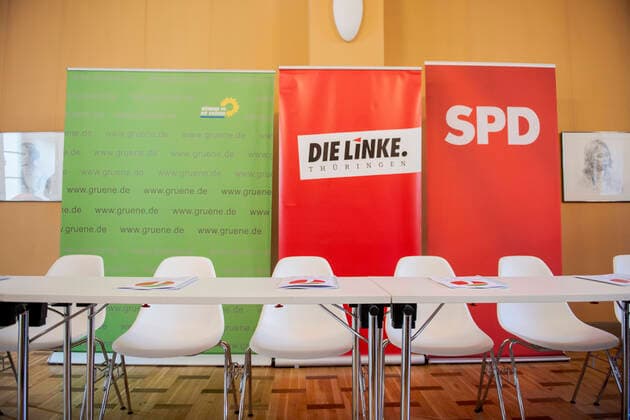 KOALITIONSVERTRAG - ROT-ROT-GRÜN IN THÜRINGEN 04 02 2020 - Erfurt: Unterzeichnung des Koalitionsvertrags von Die Linke, SPD und Bündnis 90 Die Grünen Thüringen am 4. Februar 2020 im Haus Dacheröden in Erfurt. _________________
