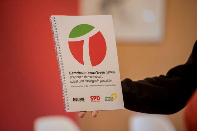 KOALITIONSVERTRAG - ROT-ROT-GRÜN IN THÜRINGEN 04 02 2020 - Erfurt: Der gebundene Koalitionsvertrag bei der Unterzeichnung des Koalitionsvertrags von Die Linke, SPD und Bündnis 90 Die Grünen Thüringen am 4. Februar 2020 im Haus Dacheröden in Erfurt. _________________
