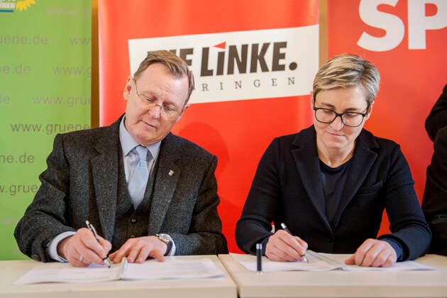 KOALITIONSVERTRAG - ROT-ROT-GRÜN IN THÜRINGEN 04 02 2020 - Erfurt: V.l.n.r. Der Thüringer Ministerpräsident Bodo Ramelow (Die Linke) und die Landesvorsitzende der Partei Die Linke Thüringen Susanne Hennig-Wellsow unterzeichnen den Koalitionsvertrag von Die Linke, SPD und Bündnis 90 Die Grünen Thüringen am 4. Februar 2020 im Haus Dacheröden in Erfurt. _________________