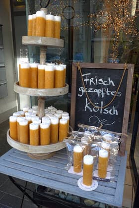 Kerzengeschäft in der Kölner Südstadt, hier mit Kölsch-Gläsern aus Wachs.