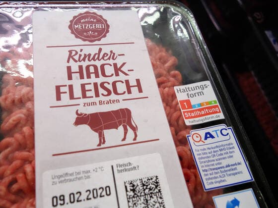 04.02.2020 Das meiste Fleisch in der Kühltheke bei Aldi trägt die Nummer 1, das ist der unterste Standard der Haltungsform Stallhaltung. *** 04 02 2020 Most of the meat in the refrigerated counter at Aldi bears the number 1, which is the lowest standard of the husbandry system