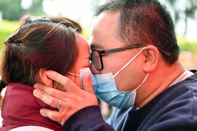 2020 Bilder des Jahres, News 02 Februar News Themen der Woche KW06 News Bilder des Tages (200205) -- FUZHOU, Feb. 5, 2020 -- Zhuang Yanjuan (L), a member of the medical team, says goodbye to her husband before leaving for Hubei Province in Fuzhou, southeast China s Fujian Province, Feb. 4, 2020. A medical team comprised of 100 clinical nurses in Fujian left for Wuhan on Tuesday to aid the novel coronavirus control efforts there. ) CHINA-FUJIAN-MEDICAL TEAM-NURSE-AID (CN) WeixPeiquan 