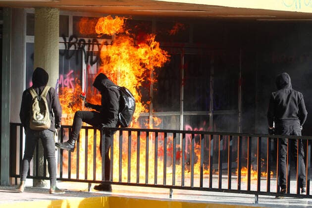 February 4, 2020: EUM20200204SOC28.JPG.CIUDAD DE MEXICO. ProtestProtesta-UNAM.- 4 de febrero de 2020. Encapuchados realizaron pintas y prenden fuego al interior de Rectoria durante la manifestacion de alumnos de la Escuela Nacional Preparatoria 9 frente en UNAM. Foto: Agencia EL UNIVERSALKarina ContrerasEELG Copyright: xElxUniversalx