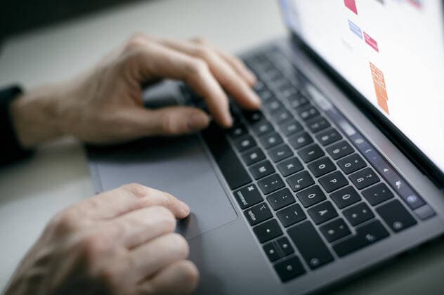 Symbolfoto. Ein Mann tippt mit seinen Haenden auf einer Tastatur (Mac) in Berlin. 04.02.2020. Berlin Germany *** Symbol photo A man typing with his hands on a keyboard Mac in Berlin 04 02 2020 Berlin Germany Copyright: xFelixxZahn photothek.netx