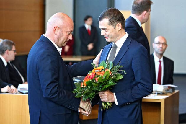 Wahl des neuen Ministerpräsidenten Thüringen. Wahl des neuen Ministerpräsidenten Thüringen am 05.02.2020 im Thüringer Landtag in Erfurt. Mike Mohring ( CDU ) rechts gratuliert Thomas L. Kemmerich ( FDP ), dem neu gewählten Ministerpräsidenten in Thüringen. 20200205BOS0071 *** Election of the new Minister President of Thuringia Election of the new Minister President of Thuringia on 05 02 2020 in the Thuringian State Parliament in Erfurt Mike Mohring CDU right congratulates Thomas L Kemmerich FDP , the newly elected Minister President of Thuringia 20200205BOS0071