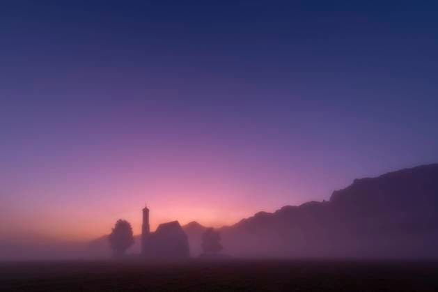  Kapelle Sankt Coloman bei blauer Stunde im Nebel, Füssen, Schwaben, Bayern, Deutschland, Europa *** Chapel St. Coloman at blue hour in the fog, Füssen, Swabia, Bavaria, Germany, Europe Copyright: imageBROKER/RobertxSeitz ibxsei05093172.jpg