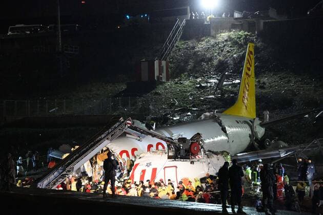 2020 Bilder des Jahres, News 02 Februar News Themen der Woche KW06 News Bilder des Tages (200205) -- ISTANBUL, Feb. 5, 2020 -- Rescuers work on the site of a plane sliding off the runway at Istanbul s Sabiha Gokcen International Airport, Turkey, on Feb. 5, 2020. At least 120 people were wounded when a plane slided off the runway at Istanbul s Sabiha Gokcen International Airport on Wednesday, Istanbul governor Ali Yerlikaya told reporters. ) TURKEY-ISTANBUL-PLANE-SLIDING OFF XuxSuhui 