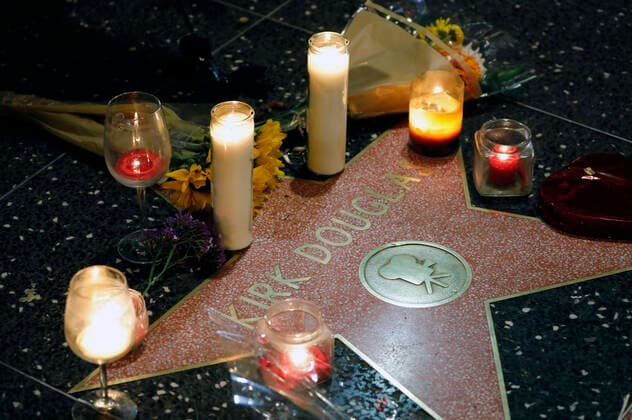 Entertainment Bilder des Tages Trauerkundgebungen am Stern von Kirk Douglas auf dem Hollywood Walk of Fame. Die Hollywood-Legende starb im Alter von 103 Jahen. Los Angeles, 05.02.2020