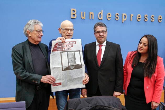 2020 Bilder des Jahres, News 02 Februar News Themen der Woche KW06 News Bilder des Tages 06.02.2020, Berlin, Deutschland - Pressekonferenz: Appell zur Freilassung von Julian Assange aus britischer Auslieferungshaft. Foto: v.l. Gerhart Baum, FDP, Bundesminister a. D., Guenter Wallraff, Investigativjournalist, Sigmar Gabriel, SPD, Bundesminister a. D. und Sevim Dagdelen, MdB, DIE LINKE. *** 06 02 2020, Berlin, Germany Press conference Appeal for the release of Julian Assange from British extradition custody Photo by Gerhart Baum, FDP, Federal Minister (ret.), Guenter Wallraff, investigative journalist, Sigmar Gabriel, SPD, Federal Minister (ret.) and Sevim Dagdelen, MdB, DIE LINKE