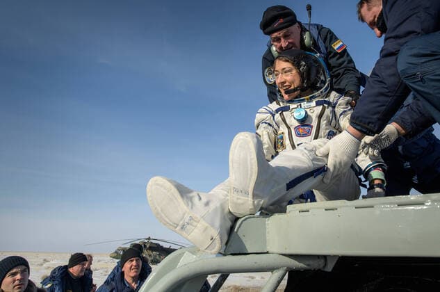 2020 Bilder des Jahres, News 02 Februar News Themen der Woche KW06 News Bilder des Tages February 6, 2020, Zhezkazgan, Kazakhstan: NASA astronaut Christina Koch is helped out of the Soyuz MS-13 spacecraft just minutes after she, Roscosmos cosmonaut Alexander Skvortsov, and ESA astronaut Luca Parmitano, landed their Soyuz MS-13 capsule in a remote area near the town of Zhezkazgan, Kazakhstan on Thursday, Feb. 6, 2020. Koch returned to Earth after logging 328 days in space --- the longest spaceflight in history by a woman --- as a member of Expeditions 59-60-61 on the International Space Station. Skvortsov and Parmitano returned after 201 days in space where they served as Expedition 60-61 crew members onboard the station...Where: Zhezkazgan, Kazakhstan.When: 06 Feb 2020.Credit: NASABill IngallsCover Images..**Editorial use only* Zhezkazgan Kazakhstan - ZUMAc218 20200206_zia_c218_004 Copyright: xCOVERxImagesx