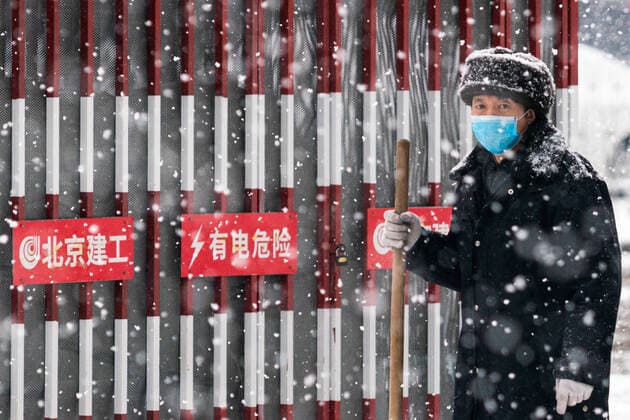 News Bilder des Tages BEIJING, CHINA - FEBRUARY 6, 2020: A man wears a medical mask during a snowfall in a street. The Chinese authorities registered an outbreak of the 2019-nCoV coronavirus in Wuhan in December 2019; as of February 6, 2020, the number of people infected with the new strain of coronavirus has risen over 28,000, with the death toll is over 500. Artyom Ivanov TASS  TS0CD588