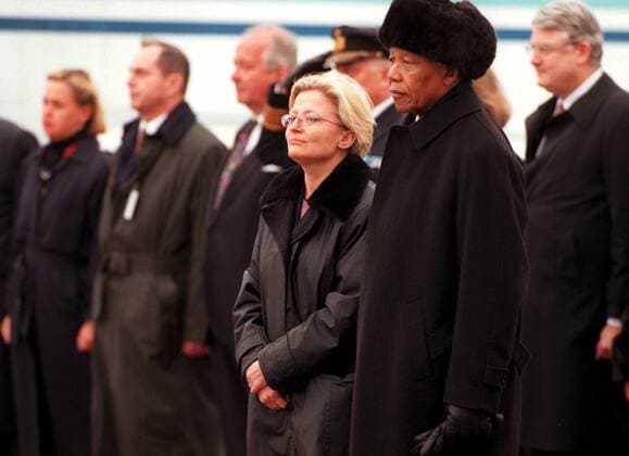 ©SCANPIX SWEDEN, 1999-03-18. Sydafrikas president Nelson Mandela pa statsbesök i Sverige. Nelson Mandela (närmast kameran) vinkas av pa Bromma flygplats av Utrikesminister Anna Lindh. Det här var det sista statsbesöket pa President Mandelas rundresa i Europa. Andra personer i bakgrunden. STOCKHOLM SVERIGE x60520x *** © SCANPIX SWEDEN, 1999 03 18 South Africas President Nelson Mandela on state visit to Sweden Nelson Mandela closest to camera waved at Bromma airport by Foreign Minister Anna Lindh This was the last state visit on President Mandelas tour of Europe Other people in the background STOCKHOLM SWEDEN x60520x,  Copyright: xFridaxHedberg TTx SYDAFRIKA STATSBESÖK SVERIGE