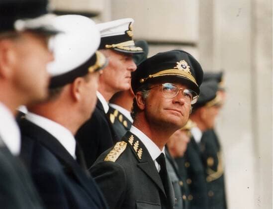 STOCKHOLM 1995-07-01 Kung Carl XVI Gustaf vid firandet av försvarets dag pa borggarden till Stockholms slott STOCKHOLM SVERIGE x1003x *** STOCKHOLM 1995 07 01 King Carl XVI Gustaf at the celebration of the Defense Day on the courtyard of Stockholm Castle STOCKHOLM SWEDEN x1003x,  Copyright: xHansxTxDahlskogx KUNGLIGT FÖRSVARETS DAG