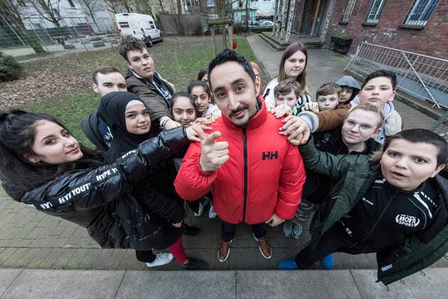 Entertainment Bilder des Tages 06.02.2020. Duisburg. Im Rahmen der Integrationskampagne IchDuWirNRW hat der Rapper Eko Fresh den Song 1994 und ein Musikvideo produziert. Das Lied thematisiert die Hoffnungen und Herausforderungen der ersten Einwanderergeneration und appelliert zugleich an die heutige Generation, ihre Chancen auf Teilhabe an der Gesellschaft zu nutzen. Gemeinsam mit Integrationsminister Joachim Stamp und der Staatssekretärin für Integration, Serap Güler, feiert der Song am Donnerstag in Duisburg-Marxloh Deutschlandpremiere. Duisburg-Marxloh Städtisches Kinder- und Jugendzentrum RiZ, Marienstraße Nordrhein-Westfalen Deutschland