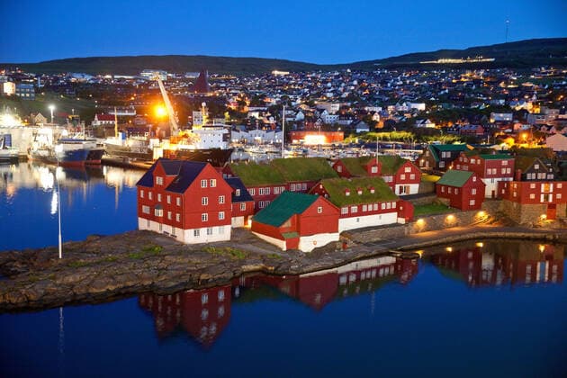 Tinganes am Abend, die Halbinsel im Hafen der Hauptstadt, Faeroeer, Streymoy, Torshavn Tinganes in the evening, peninsula in the harbour, Faroe Islands, Streymoy, Torshavn BLWS604615 Copyright: xblickwinkel S.xZiesex