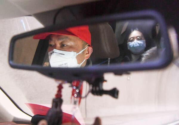 (200207) -- CHONGQING, Feb. 7, 2020 -- Volunteer driver Guo Gaoping drives a commute car for frontline health workers in Yunyang County, southwest China s Chongqing, Feb. 6, 2020. To better prevent and control the novel coronavirus epidemic, the county has stopped all public transportation services since Jan. 28, 2020. Local authority organized a motorcade of commute cars for frontline health workers. Some 50 volunteer drivers took part in the motorcade. ) CHINA-CHONGQING-NOVEL CORONAVIRUS-EPIDEMIC-HEALTH WORKER- VOLUNTEER COMMUTER CAR DRIVER (CN) WangxQuanchao 
