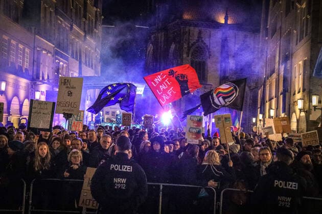 News Bilder des Tages DEU, Deutschland, Nordrhein-Westfalen, Münster, 07.02.2020: Demonstration auf dem Prinzipalmarkt gegen den Neujahrsempfang der AfD Münster im Rathaus. Rund um das Rathaus finden mehrere Demonstrationen und Mahnwachen statt zu denen nach Polizeiangaben rund 4000 Teilnehmer erschienen sind.
