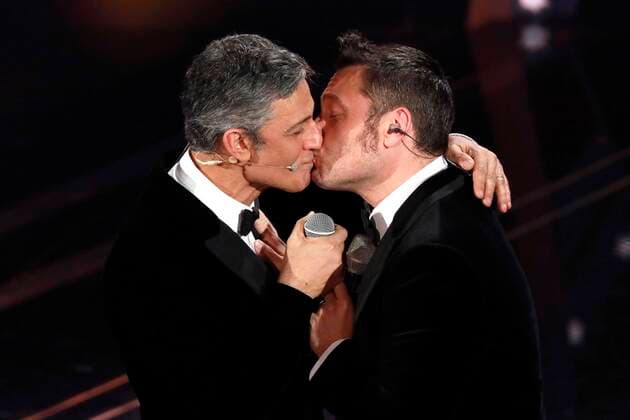 2020 Bilder des Jahres, Entertainment 02 Februar Entertainment Themen der Woche KW06 Foto IPP Andrea Oldani Sanremo 07 02 2020 70 Festival della canzone italiana - Quarta serata - Nella foto Tiziano Ferro bacia Fiorello  0