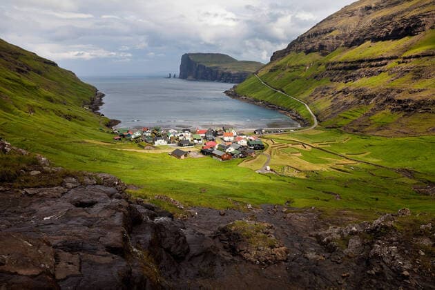 Der kleine Ort Tjoernuvik mit Blick auf den Atlantik, Faeroeer, Streymoy the little village of Tjoernuvik at the coast of the Northern Atlantic Ocean, Faroe Islands, Streymoy BLWS604608 Copyright: xblickwinkel S.xZiesex