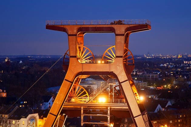 IMAGO Creative: Klimawandel - Grüne Erholung beleuchtetes Foerdergeruest der Zeche Zollverein Schacht XII im spaeten Abendlicht, Deutschland, Nordrhein-Westfalen, Ruhrgebiet, Essen illuminated headgear of Schacht XII of Zollverein Coal Mine Industrial Complex in the evening, Germany, North Rhine-Westphalia, Ruhr Area, Essen BLWS604448 Copyright: xblickwinkel S.xZiesex