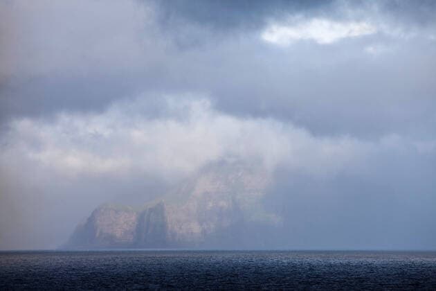 Faeroeer-Insel Kalsoy im Atlantik mit Sonne, Nebel und Wolken, Faeroeer, Kalsoy Faeroeer Island Kalsoy in the Atlantic Ocean with sun, mist and clouds, Faroe Islands, Kalsoy BLWS604602 Copyright: xblickwinkel S.xZiesex