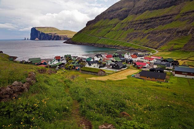 Der kleine Ort Tjoernuvik mit Blick auf den Atlantik, Faeroeer, Streymoy the little village of Tjoernuvik at the coast of the Northern Atlantic Ocean, Faroe Islands, Streymoy BLWS604610 Copyright: xblickwinkel S.xZiesex
