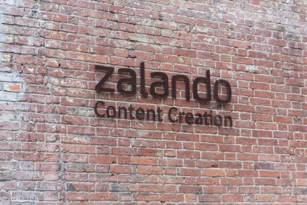 Feature zalando Deutschland, Berlin - 04.02.2020: Im Bild ist das Logo von zalando - content creation an einer Ziegelmauer zu sehen. Berlin Berlin Deutschland