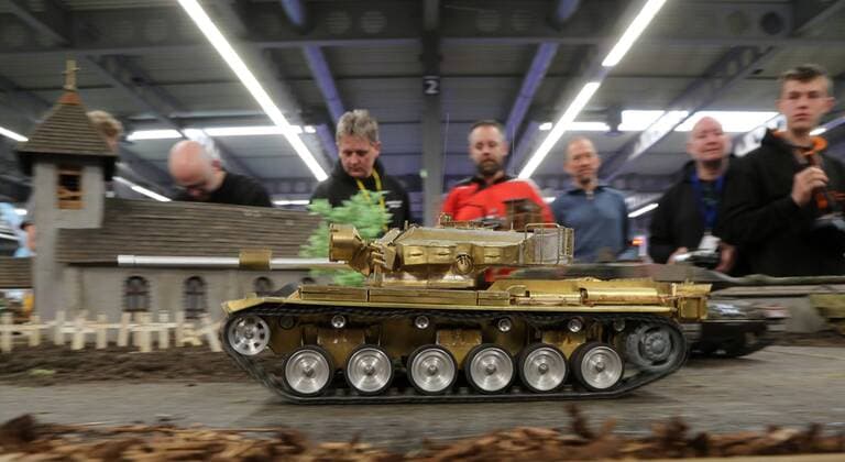 Erfurt - Modell Leben 08.02.2020 , Erfurt, Messehalle, Messe Modell Leben im Bild: militärische Modelle in einer Kriegslandschaft hier ein Panzer vor einer Kirche mit Kriegsgräbern