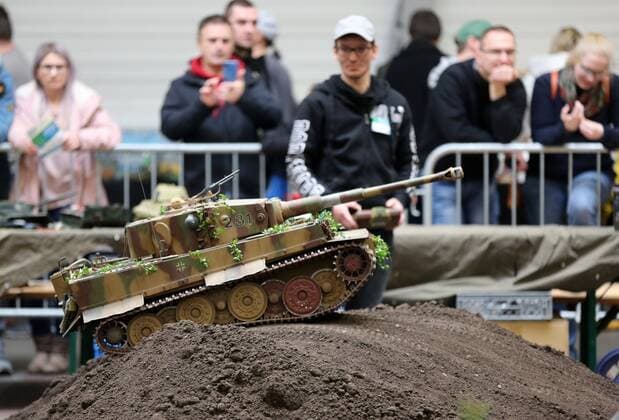 Erfurt - Modell Leben 08.02.2020 , Erfurt, Messehalle, Messe Modell Leben im Bild: Panzer wird über eine angelegte Strecke gesteuert