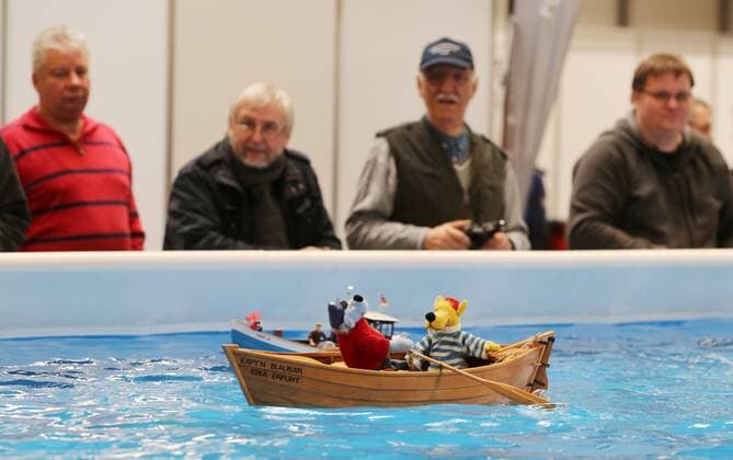 Erfurt - Modell Leben 08.02.2020 , Erfurt, Messehalle, Messe Modell Leben im Bild: ein Boot mit Käptn Blaubär und Hein Blöd wird über das Wasser gesteuert